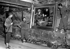 soldierslookingatart